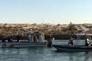 Mỹ: 2 tàu thủy chìm trên sông Colorado