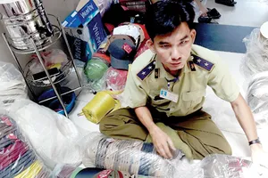 Quản lý thị trường TPHCM kiểm tra một đơn vị kinh doanh có dấu hiệu vi phạm nhãn hiệu sản phẩm