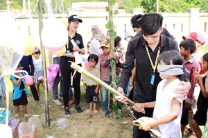 Tổ chức trò chơi cho các em nhỏ dân tộc vùng cao