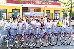 Trao xe đạp cho học sinh có hoàn cảnh khó khăn ở huyện miền núi Tây Trà, Quảng Ngãi từ nguồn đóng góp chương trình “Ly cà phê thiện nguyện tháng 9”. Ảnh: PHAN TẤN HẢI