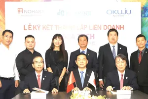 Ông Lê Viết Hải - Chủ tịch HĐQT, Tổng Giám đốc Công ty Cổ phần Tập đoàn Xây dựng Hòa Bình (người ngồi chính giữa) cùng hai đối tác đến từ Nhật trong buổi ký kết