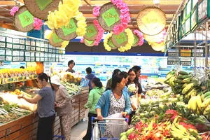 Nhiều doanh nghiệp trong nước tăng cường sản xuất, đáp ứng nhu cầu tiêu dùng ngày càng cao của người dân