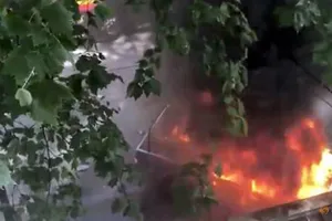 Chiếc xe bị đốt cháy trên đường Bourke ở Melbourne, Australia, ngày 9-11-2018. Ảnh: REUTERS