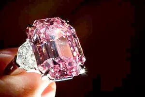 Đấu giá viên kim cương Pink Legacy