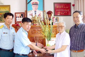 Bà Bùi Thị Yến, phu nhân cố Thượng tướng Phùng Thế Tài và con trai út là tiến sĩ Phùng Thế Tám giao tặng lại khẩu súng P38 cho Bảo tàng Phòng không - Không quân