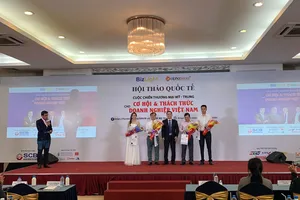 Ông Phạm Mạnh Cường – PGĐ Khối Doanh nghiệp (áo trắng, thứ hai từ trái qua) đại diện SCB nhận kỷ niệm chương từ chương trình