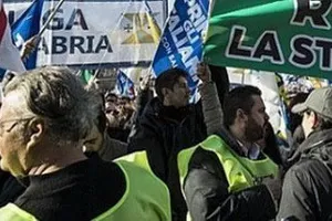 Bùng phát biểu tình tại Áo và Italy