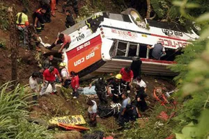 Nepal: Xe buýt lao xuống vực, ít nhất 16 người chết