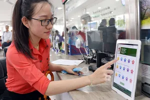 Người dân đánh giá sự hài lòng về việc giải quyết hồ sơ tại UBND quận 12. Ảnh: VIỆT DŨNG