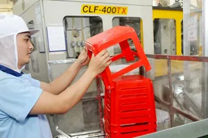 Sản xuất hàng tiêu dùng, giày dép... cần xác định mã số hàng hóa, xuất xứ và giá trị hải quan. Ảnh: THÀNH TRÍ