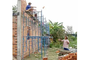 Nhiều công nhân tại các công trình không sử dụng đồ bảo hộ lao động. Ảnh: HOÀNG HÙNG