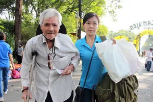 Tình nguyện viên tận tình hướng dẫn, hỗ trợ bà con di chuyển