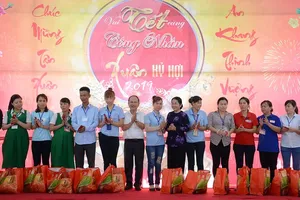 Phó Bí thư Thành ủy TPHCM Võ Thị Dung tặng quà các công nhân không có điều kiện về quê. Ảnh: MINH PHONG