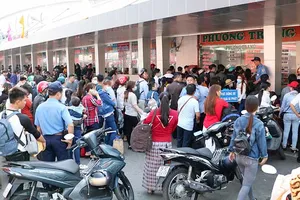 Hành khách xếp hàng mua vé về quê đón tết tại Bến xe Miền Tây. Ảnh: QUỐC HÙNG