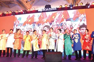 Xuân Sum họp 2019: Hòa Bình khen thưởng 29 tỷ đồng cho các tập thể, cá nhân xuất sắc