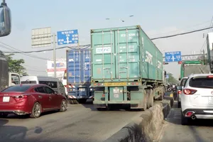 Lưu lượng ô tô lưu thông trên quốc lộ 22 ngày một quá tải, tạo áp lực căng thẳng cho lái xe tải hạng nặng - nhất là xe container. Ảnh: VĂN PHONG
