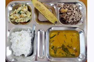 Bữa trưa 5 món, đủ chất được đặt ngăn nắp trong khay cơm sáng bóng