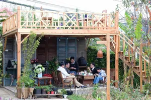 Du khách trải nghiệm cuộc sống cùng chủ nhà tại homestay trên đường An Bình, TP Đà Lạt