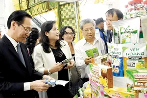 Khách tham quan gian hàng khởi nghiệp của các doanh nghiệp TP Bến Tre. Ảnh: HỮU HIỆP