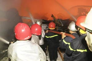 Kho hàng Bến Súc (cơ sở hoạt động trước Luật PCCC tại quận 4) bị nhấn chìm trong biển lửa năm 2017