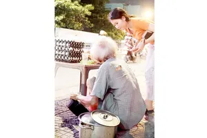 Một bạn trẻ đang hỏi thăm ông cụ bán hột vịt lộn trên đường Bạch Đằng, quận Bình Thạnh để giúp đỡ