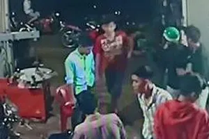Côn đồ xông vào nhà dân đánh người 