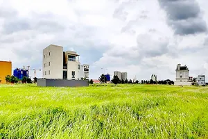 Một dự án tại TPHCM chờ áp dụng hệ số để tính giá bồi thường đất. Ảnh: HUY ANH