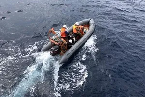 Tàu cá Việt Nam cứu 4 thuyền viên Thái Lan