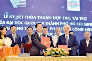 Ký kết tài trợ cho Quỹ phát triển Đại học Quốc gia TPHCM