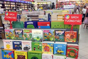 Thể loại sách tương tác nhanh chóng được phụ huynh trong nước đón nhận. Ảnh: LINH LINH
