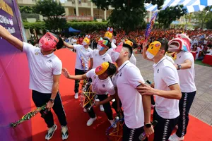 Selfie một chút trước khi chương trình bắt đầu với diện mạo khác lạ