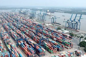 Tìm cách xử lý hàng chục ngàn kiện hàng vô chủ