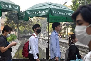 Người dân Thái Lan đeo khẩu trang do khói mù bao phủ ở thủ đô Bangkok. Nguồn: AFP/TTXVN