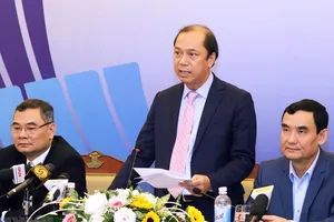 Thứ trưởng Bộ Ngoại giao Nguyễn Quốc Dũng, Tổng thư ký Ủy ban Quốc gia ASEAN 2020 chủ trì họp báo. Ảnh: Lâm Khánh/TTXVN