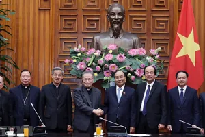 Thủ tướng Nguyễn Xuân Phúc cùng đoàn Hội đồng Giám mục Việt Nam. Ảnh: Thống Nhất/TTXVN