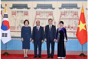 Tổng thống Hàn Quốc Moon Jae-in và phu nhân đón Thủ tướng Nguyễn Xuân Phúc và phu nhân. Ảnh: TTXVN