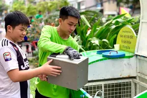 Đem rác thải điện tử đến điểm thu gom để tái chế