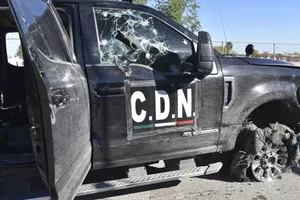 Một chiếc xe bị trúng đạn sau cuộc đấu súng. Nguồn: AP