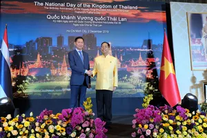  Phó Chủ tịch UBND TPHCM Trần Vĩnh Tuyến và Tổng Lãnh sự Thái Lan  Apirat Sugondhabhirom tại buổi lễ 