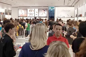 Người tiêu dùng xếp hàng mua hàng giảm giá