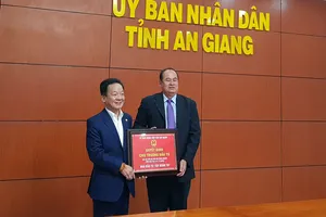 Ông Nguyễn Thanh Bình, Chủ tịch UBDN tỉnh An Giang trao quyết định chủ trương đầu tư 2 dự án khu đô thị mới cho ông Đỗ Quang Hiển, Chủ tịch HĐQT kiêm Tổng Giám đốc Tập đoàn T&T Group