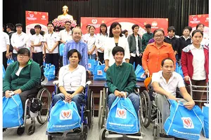 Phấn đấu ít nhất 1,5 triệu suất quà tết tặng người nghèo