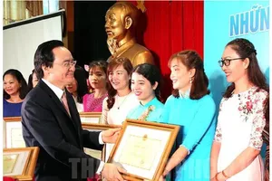 Bộ trưởng Phùng Xuân Nhạ tặng bằng khen cho các giáo viên mầm non điển hình. Ảnh: Thanhuytphcm.vn