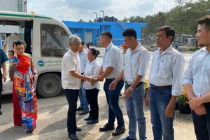 Lãnh đạo UBND TPHCM thăm, chúc tết công nhân xử lý rác