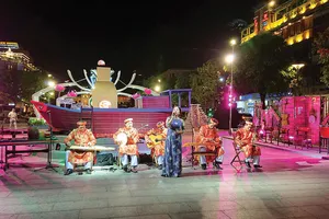 Biểu diễn nghệ thuật phục vụ công chúng tại TPHCM. Ảnh: NGUYỄN NHÂN