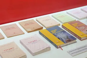 Triển lãm trưng bày gần 10.000 cuốn sách về Đảng