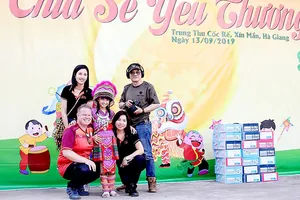 Hằng Ross và chồng trong một chuyến đi từ thiện