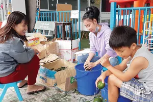 Giáo viên Trường Mầm non Mỹ Đức (quận 12) làm thêm “nghề tay trái” trong thời gian trường học đóng cửa vì dịch Covid-19