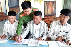 Thượng úy Lê Văn Thế dạy chữ cho các phạm nhân