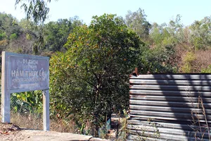 Di tích Hầm thủy lôi lọt thỏm trong đất của người dân